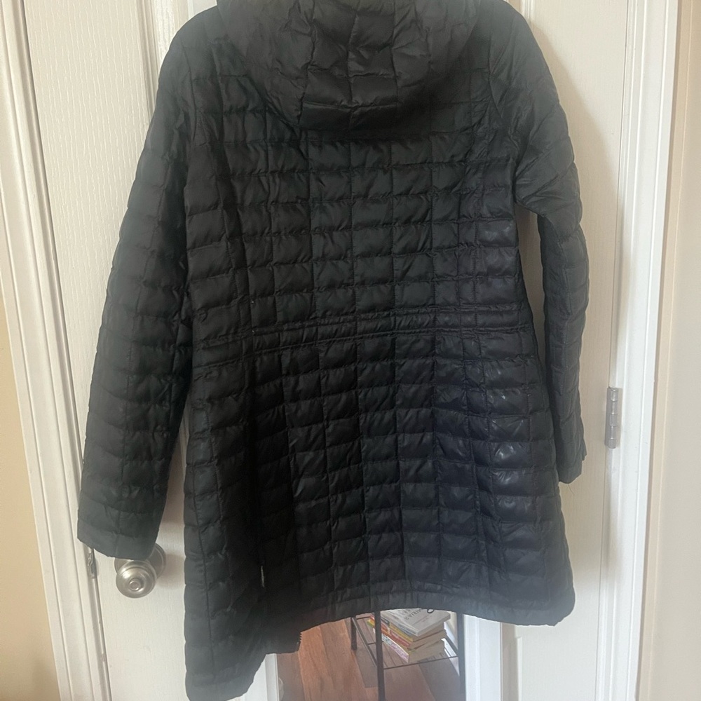 The North Face Women's Black ThermoBall quilted hooded parka - Picture 5 of 7